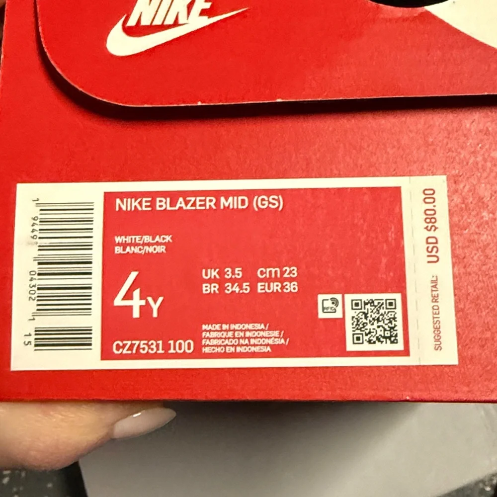 Nike White and Black Blazer Size 4Y! - Picture 2 of 2